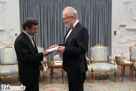 واکنش جالب احمدی نژاد به بی ادبی سفیر سوئد (+عکس) www.campfa.ir 
